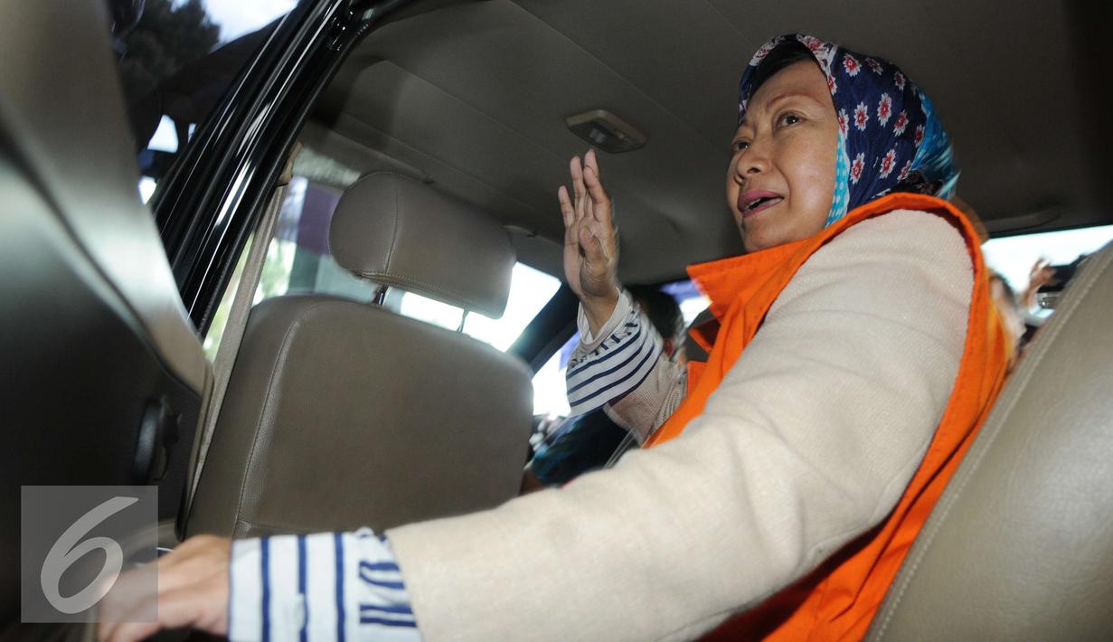 Wali Kota Cimahi nonaktif Atty Suharti bungkam setelah menjalankan pemeriksaan sebagai saksi di gedung KPK, Jakarta, Jumat (9/12). (Liputan6.com/Helmi Afandi)