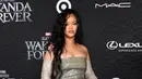Rihanna berpose saat menghadiri pemutaran perdana film "Black Panther: Wakanda Forever" Marvel Studios di Dolby Theatre di Hollywood, California, pada 26 Oktober 2022. Penyanyi Umberella ini melengkapi penampilannya dengan lipstik plum dibibirnya. (AFP/Valeri Macon)