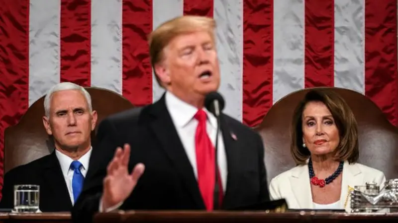 Presiden AS Donald Trump berpidato dengan didampingi oleh Ketua DPR Nancy Pelosi (kanan) dan Wapres Mike Pence (krii) di Washington DC (AFP/Doug Mills)