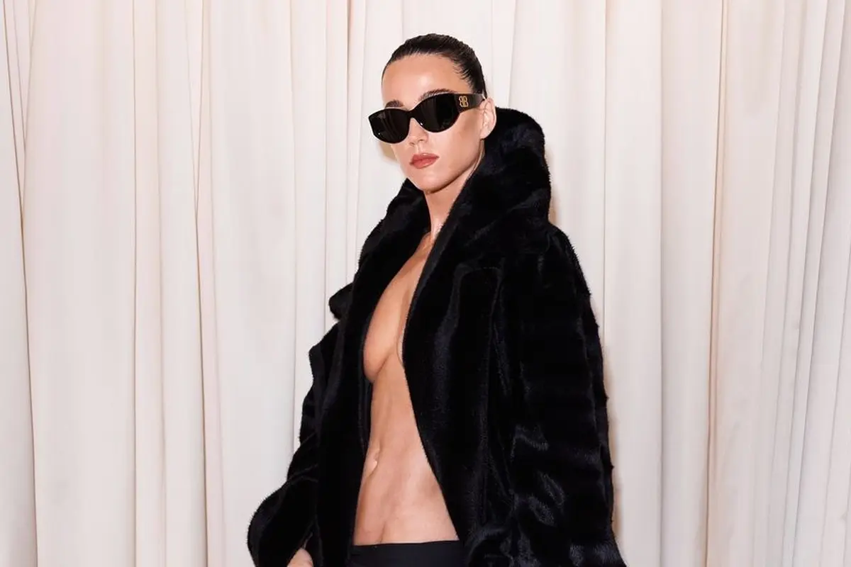 6 Potret Katy Perry Pakai Outfit Berisiko di Paris Fashion Week, Tampil Topless dan Nyaris Ekspos Bekas Jahitan Caesar