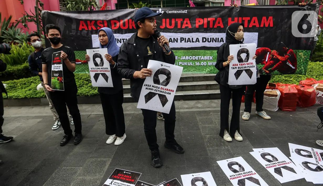 Spanduk bertuliskan “Aksi Duka 1 Juta Pita Hitam untuk Timnas dan Piala Dunia U-20” dibentangkan di trotoar FX Sudirman. (Liputan6.com/Johan Tallo)