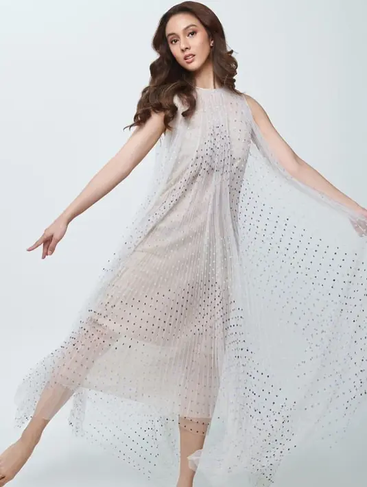 Bahkan, saat melakukan pemotretan, penampilan Nasya Marcella dengan dress berwarna putih serta detail sederhana sukses curi perhatian. Tatanan rambut dan makeupnya pun terlihat sederhana namun menampilkan kesan elegan. (Liputan6.com/IG/@nasyamarcella)