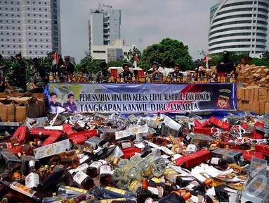 Puluhan ribu minuman keras dikumpulkan Dirjen Bea Cukai untuk dimusnahkan, Jakarta, Kamis (18/12/2014). (Liputan6.com/Johan Tallo)