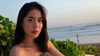 Baby Jovanca, seleb yang mengawali karier sebagai model. Namanya mulai dikenal luas oleh publik setelah sukses memerankan karakter Ade di sitkom Ok Jek. Tak hanya jago berakting, Baby ternyata juga memiliki bakat di dunia presenter. (Liputan6.com/IG/@babyjvnc)