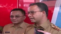 Gubernur DKI Jakarta Anies Baswedan membagikan 12 ribu Kartu Lansia Jakarta (KLJ) tahap pertama di Tanah Tinggi, Jakarta Pusat.