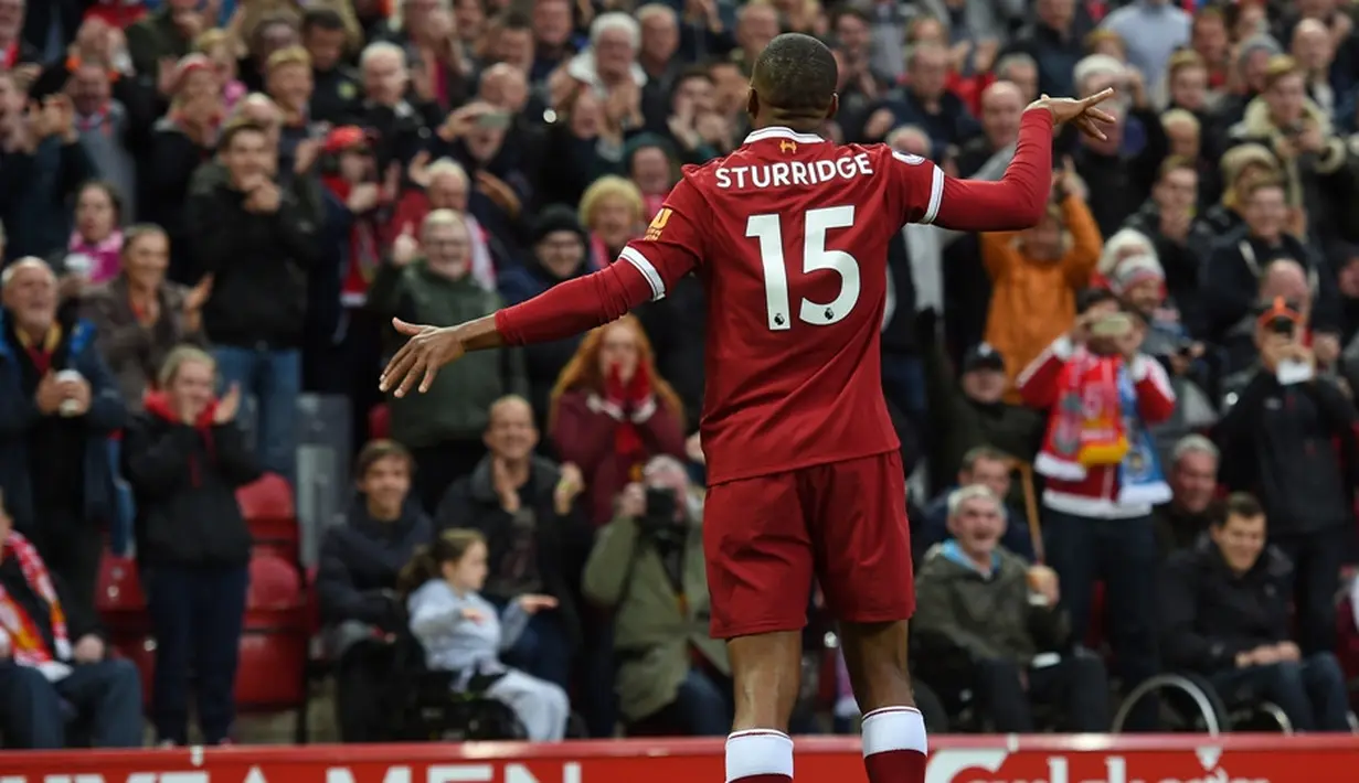 Gaya Striker Liverpool, Daniel Sturridge, setelah membobol gawang Huddersfield pada laga Premier League di Anfield, Sabtu (28/10/2017). Liverpool menang 3-0. (AFP/Paul Elis).
