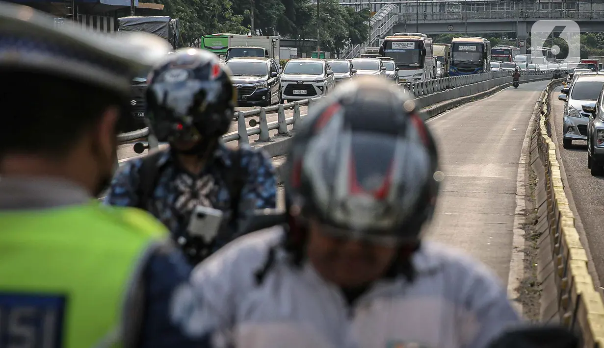 Meski pelanggaran dapat dideteksi oleh kamera ETLE. Namun, keterbatasan jumlah wilayah yang terawasi ETLE masih terbatas. (Liputan6.com/Faizal Fanani)