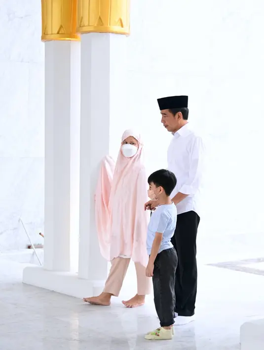Presiden Joko Widodo bersama Ibu Negara Iriana dan Jan Ethes Srinarendra mengunjungi Masjid Raya Sheikh Zayed Solo, Minggu (20/11/2022). Jokowi berkunjung  ke Masjid Raya Syekh Zayed dan melaksanakan shalat dhuha di ruang utama. (Foto: Muchlis Jr - Biro Pers Sekretariat Presiden)