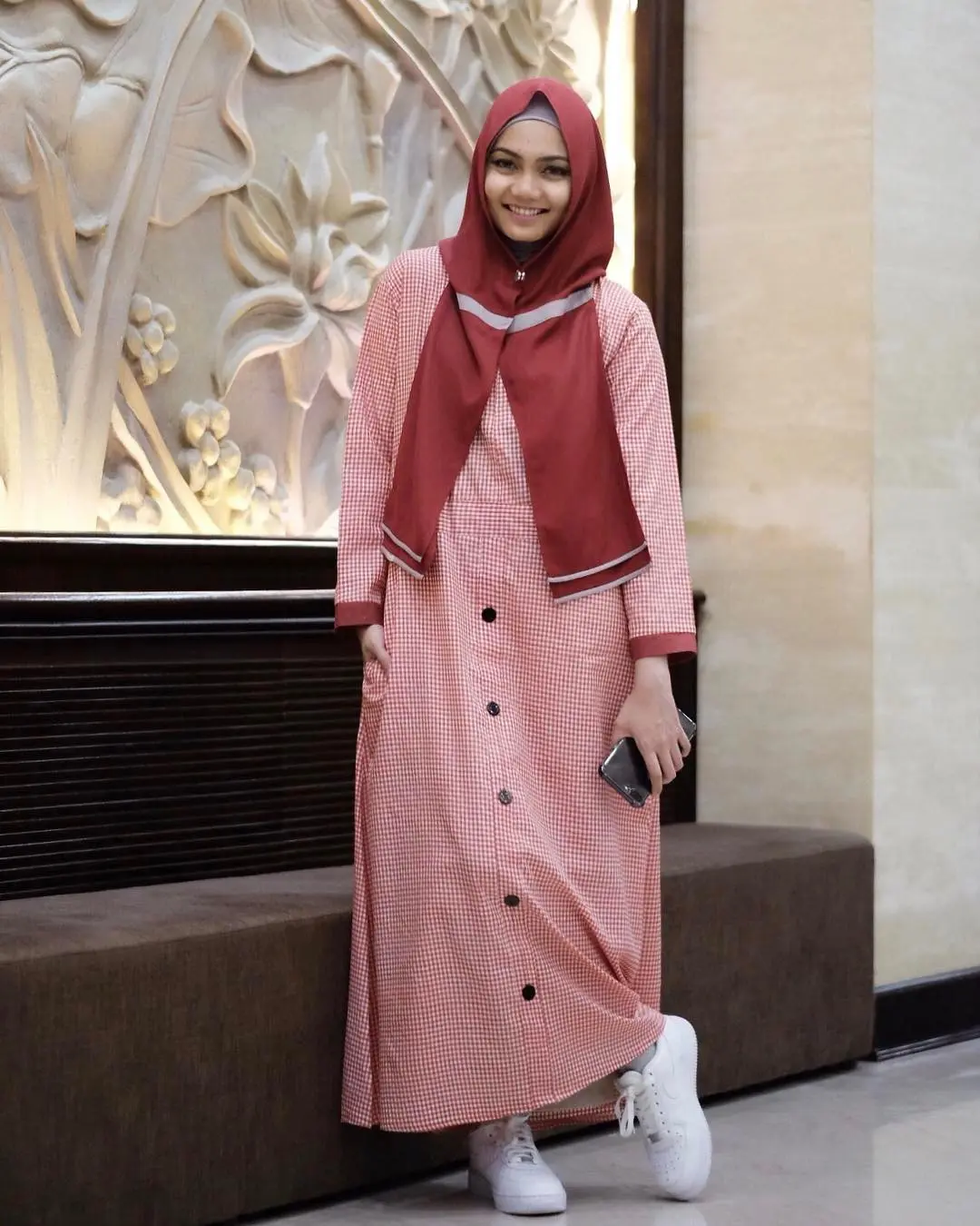 Mix and match busana hijab ala Rina Nose. (sumber foto: @rinanose16/instagram)