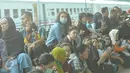 Sejumlah calon penumpang kereta api menunggu keberangkatan di Stasiun Pasar Senen, Jakarta, Jumat (14/4). Pada libur Paskah dan akhir pekan pengguna jasa kereta api di Jakarta mengalami peningkatan menjadi 33.000 penumpang. (Liputan6.com/Helmi Afandi)