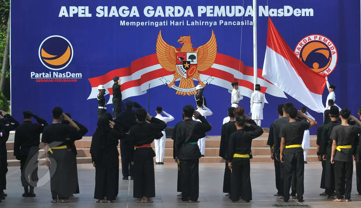 Anggota Garda Pemuda NasDem menggelar apel siaga memperingati Hari Lahir Pancasila di Tugu Proklamasi, Jakarta, Senin (1/6/2015). Apel yang dipimpin oleh Ketua DPP Victor Laiskodat tersebut diikuti ratusan anggota. (Liputan6.com/Herman Zakharia)
