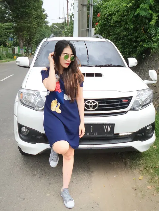 Via Vallen sendiri cukup sering mengunggah gaya penampilannya di media sosial. Bahkan, simple dress dengan motif gambar Minnie Mouse ini juga bisa dijadikan inspirasi saat hangout bersama teman atau keluarga. (Liputan6.com/IG/@viavallen)