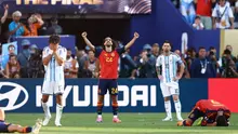 Bek Timnas Spanyol bernomor punggung 24, Marc Cucurella (tengah), merayakan kemenangan di samping penyerang Argentina bernomor punggung 17, Giuliano Simeone (kiri), dan penyerang Argentina bernomor punggung 10, Lionel Messi, setelah Spanyol memenangkan pertandingan final Piala Dunia 2026 antara Spanyol dan Argentina di Stadion New York/New Jersey di East Rutherford pada 20 Juli 2026. (CHARLY TRIBALLEAU/AFP)