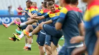 Romania's players take part in a training session at the Stade de France in Saint-Denis, France on June 9, 2016 on the eve of the Euro 2016 football match b etween France and Romania. AFP PHOTO / KENZO TRIBOUILLARD  KENZO TRIBOUILLARD / AFP