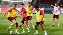 Para pemain Liverpool melakukan persiapan jelang duel dengan Manchester United. (AFP/Jack Taylor)