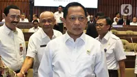 Menteri Dalam Negeri Tito Karnavian saat menghadiri Rapat Kerja dengan Komisi II DPR di Kompleks Parlemen, Senayan, Jakarta, Selasa (26/2/2020). Rapat tersebut membahas berbagai isu, di antaranya Pilkada 2020 dan pengamanan kontingen PON selama berada di Papua. (Liputan6.com/Johan Tallo)