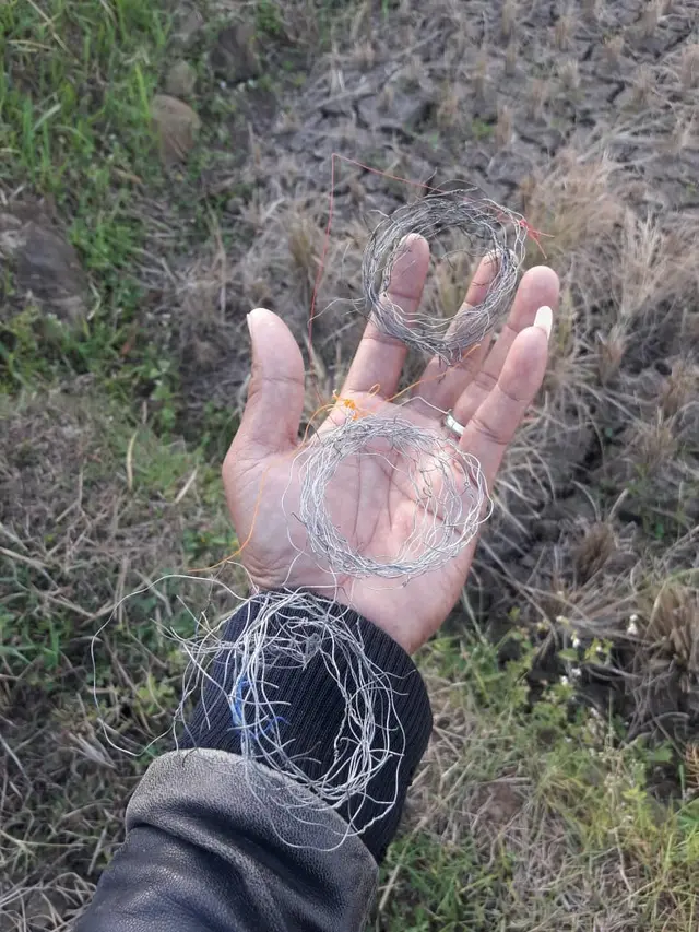 Beberapa helai kawat layang-layang yang berhasil diamankan petugas instalasi area Garut