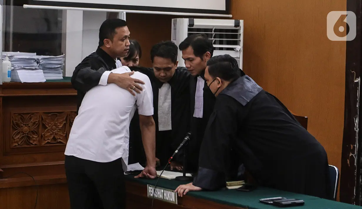 Richard Eliezer Pudihang Lumiu usai menjalani sidang dengan agenda pembacaan tuntutan oleh Jaksa Penuntut Umum dalam kasus pembunuhan Brigadir Yosua Hutabarat di Pengadilan Negeri Jakarta Selatan, Rabu (18/1/2023). Dalam perkara ini, Bharada E dinilai jaksa terbukti dengan sengaja dan dengan rencana lebih dahulu merampas nyawa orang lain sebagaimana dakwaan Pasal 340 Kitab Undang-Undang Hukum Pidana (KUHP). (Liputan6.com/Johan Tallo)