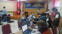 Puluhan petugas lapas kelas II B Garut, Jawa Barat tengah melaksanakan vaksinasi Covid-19. (Liputan6.com/Jayadi Supriadin)