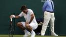Cedera lutut membuat Stan Wawrinka kesulitan saat menghadapi Daniil Medvedev di  Wimbledon Tennis Championships 2017, London, (3/7/2017). Stan kalah 4-6, 6-3, 4-6, 1-6. (AP/Kirsty Wigglesworth)