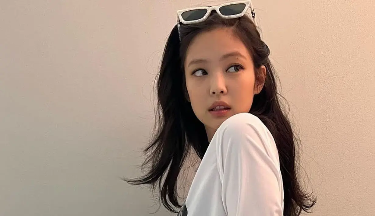 Bukan hanya di dunia masuk, Jennie BLACKPINK juga terkenal akan selera fashionnya yang bagus. Bahkan apa yang dikenakan langsung soldout. Salah satu gayanya, ia sering mengenakan crop top. Berikut penampilannya. (@jennierubyjane)