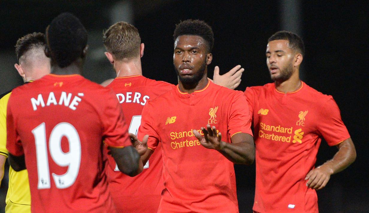 Pemain Liverpool, Daniel Sturridge (tengah) merayakan golnya ke gawang Burton Albion pada putaran kedua piala Liga Inggris di Pirelli Stadium, Burton-on-Trent, (24/8/2016) dini hari WIB.  (AFP/Oli Scarf)