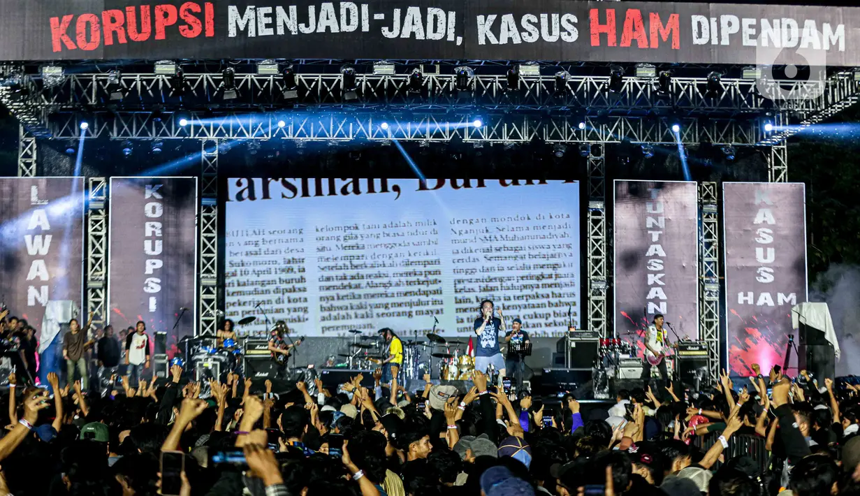 Acara yang digelar sebagai peringatan Hari Hak Asasi Manusia (HAM) dan Hari Antikorupsi Sedunia (Hakordia) tersebut menyuarakan desakan kepada pemerintah serta aparat hukum dalam penyelesaian kasus-kasus pelanggaran HAM di Indonesia. (Liputan6.com/Faizal Fanani)