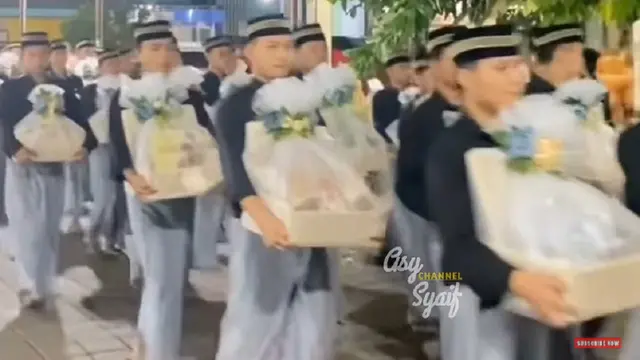 3. Para Santri terlihat Berbaris Rapi Membawa Parcel Seserahan Balasan Ning Chasna untuk Gus Sunny (SS: YouTube Asy Syaif Chanel)
