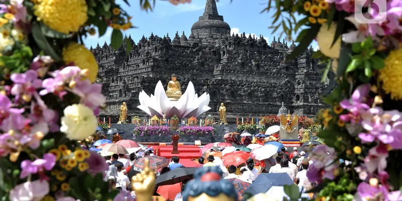 FOTO: Suasana Khidmat Perayaan Tri Suci Waisak di Candi Borobudur