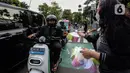 Jemaat membagikan takjil kepada masyarakat menjelang buka puasa di Gereja GPIB Effatha, Jakarta, Rabu (20/4/2022). Momen menjelang buka puasa Ramadhan digunakan jemaat GPIB Effatha berbagi takjil gratis untuk kaum Muslimin di Jalan Melawai, tepatnya di depan gereja itu. (Liputan6.com/Johan Tallo)