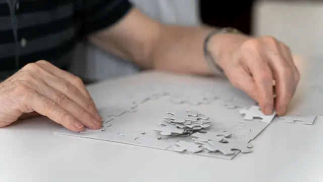 ilustrasi mengerjakan puzzle