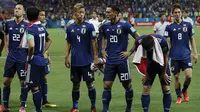 Para pemain Jepang menyapa suporter usai dikalahkan Belgia pada babak 16 besar Piala Dunia di Rostov Arena, Rostov-on-Don, Senin (2/6/2018). Belgia menang 3-2 atas Jepang. (AP/Pavel Golovkin)