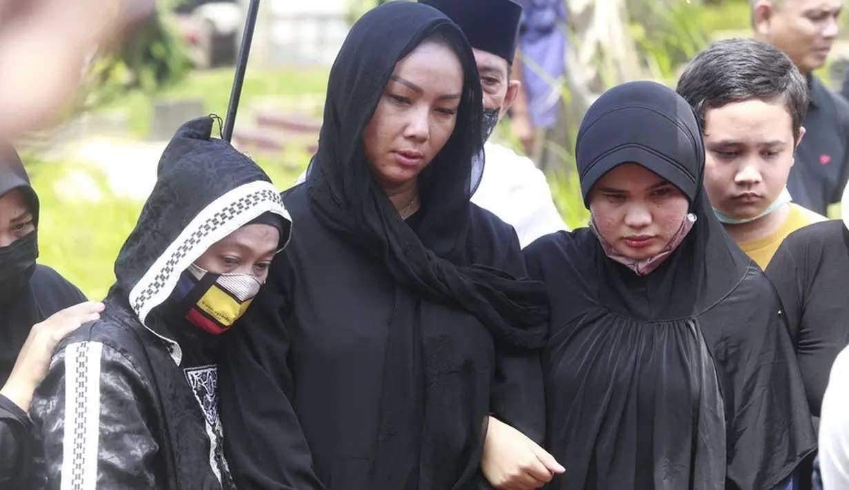Pemakaman Ibu Kalina Ocktaranny (Muhammad Akrom Sukarya/KapanLagi.com)