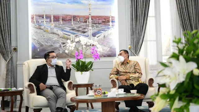 Gubernur Jawa Barat Ridwan Kamil dan Bupati Ende Djafar Achmad di Gedung Pakuan, Kota Bandung, pada Sabtu (12/6).