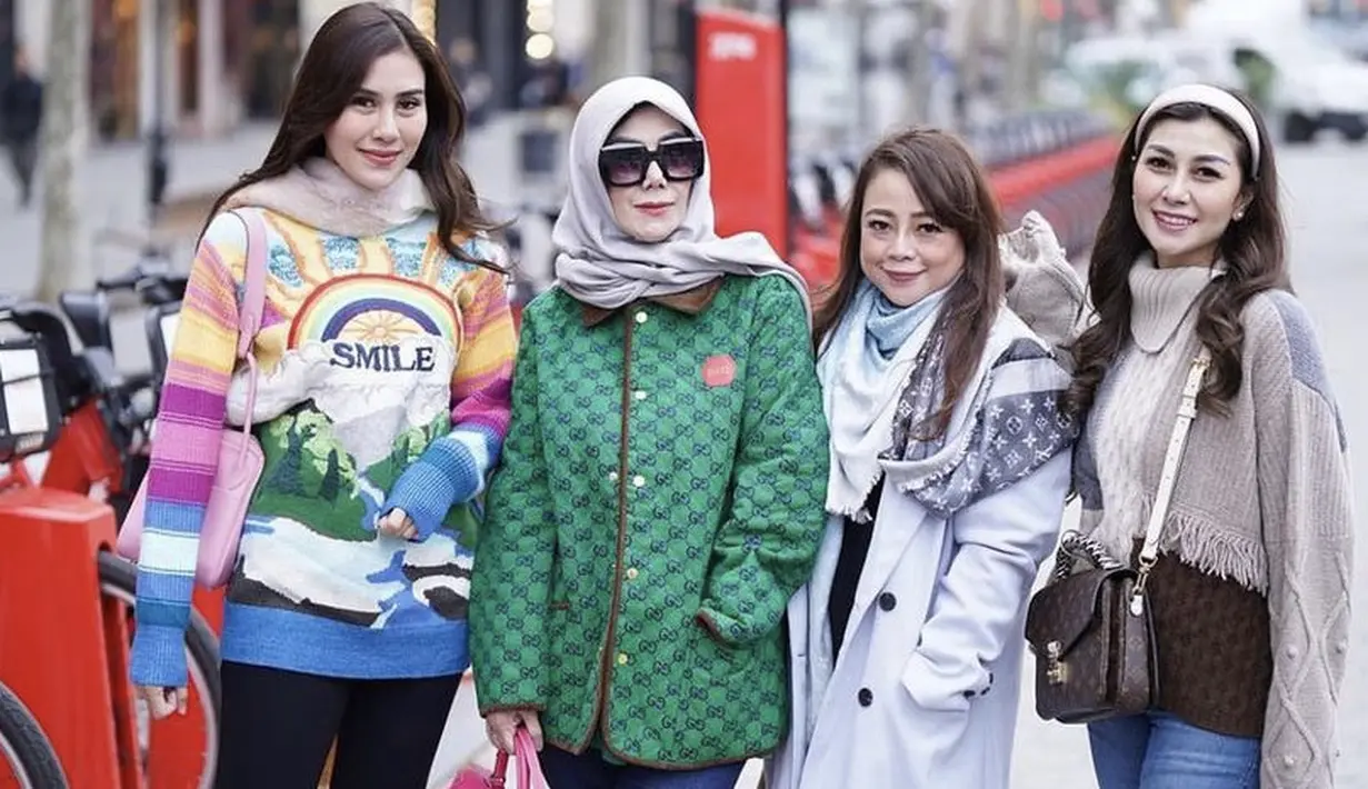 Mama Amy konsisten mengenakan jaket hijau dan celana denim, kali ini jaket tersebut dari brand Coach. Sedangkan Nisya tetap dengan sweater earttonenya. Syahnaz tampil lebih colourfull dengan sweater warna-warni dipadu celana hitam dan heels boots pink.