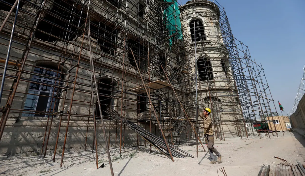Seorang pekerja menyelesaiakn perbaikan istana Darul Aman di Kabul, Afganistan (2/10). Istana ini pernah menjadi kebanggaan warga Afghanistan dan menjadi saksi bisu terjadinya konflik yang tak pernah usai. (REUTERS/Mohammad Ismail)