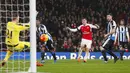 Kiper Newcastle, Rob Elliot, berhasil menahan tendangan pemain Arsenal, Aaron Ramsey, pada laga Liga Premier Inggris. Meski menang dan bermain di kandang penguasaan bola Arsenal hanya 49 persen. (Reuters/Eddie Keogh)