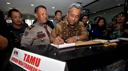 M Nuh mengaku memiliki harta sekitar Rp 4 miliar-Rp 5 miliar ketika melaporkan LHKPN usai menjabat mendikbud pada era Presiden SBY, Jakarta, Selasa (9/12/2014). (Liputan6.com/Miftahul Hayat)