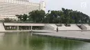 Petugas membersihkan Lapangan Banteng, Jakarta, Selasa (3/7). Lapangan Banteng kini dilengkapi dengan lapangan bola, jogging track, lapangan voli, lapangan basket, dan juga lahan yang dipakai bermain badminton. (Liputan6.com/Immanuel Antonius)