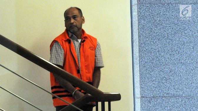 Deputi IV Kementerian Pemuda dan Olahraga Mulyana bersiap menjalani pemeriksaan di gedung KPK, Jakarta, Kamis (14/2). Mulyana diperiksa terkait dugaan menerima suap dana hibah dari Kemenpora ke KONI sebesar 17 miliar. (Merdeka.com/Dwi Narwoko)