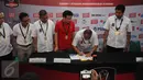 Ketua Umum PSSI, Edy Rahmayadi (kedua kanan) menandatangani nota kerjasama dengan PWC jelang turnamen Piala Presiden 2017 di Stadion Maguwoharjo, Sleman, Sabtu (4/2).(Liputan6.com/Helmi Fithriansyah)