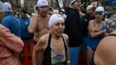 Bozena Cerna (88) dan yang lainnya bersiap mengikuti kompetisi berenang Natal tahunan di sungai Vltava, ibu kota Republik ceko, Praha, Rabu (26/12). Dalam menyemarakkan Natal, mereka mengikuti lomba renang di sungai bersuhu dingin (Michal CIZEK / AFP)