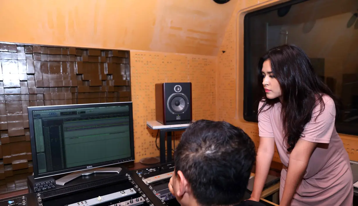 Raisa saat rekaman untuk album ketiganya di Brotherland Studio, Sudirman Park Jakarta Pusat (22/2). (Nurwahyunan/Bintang.com)