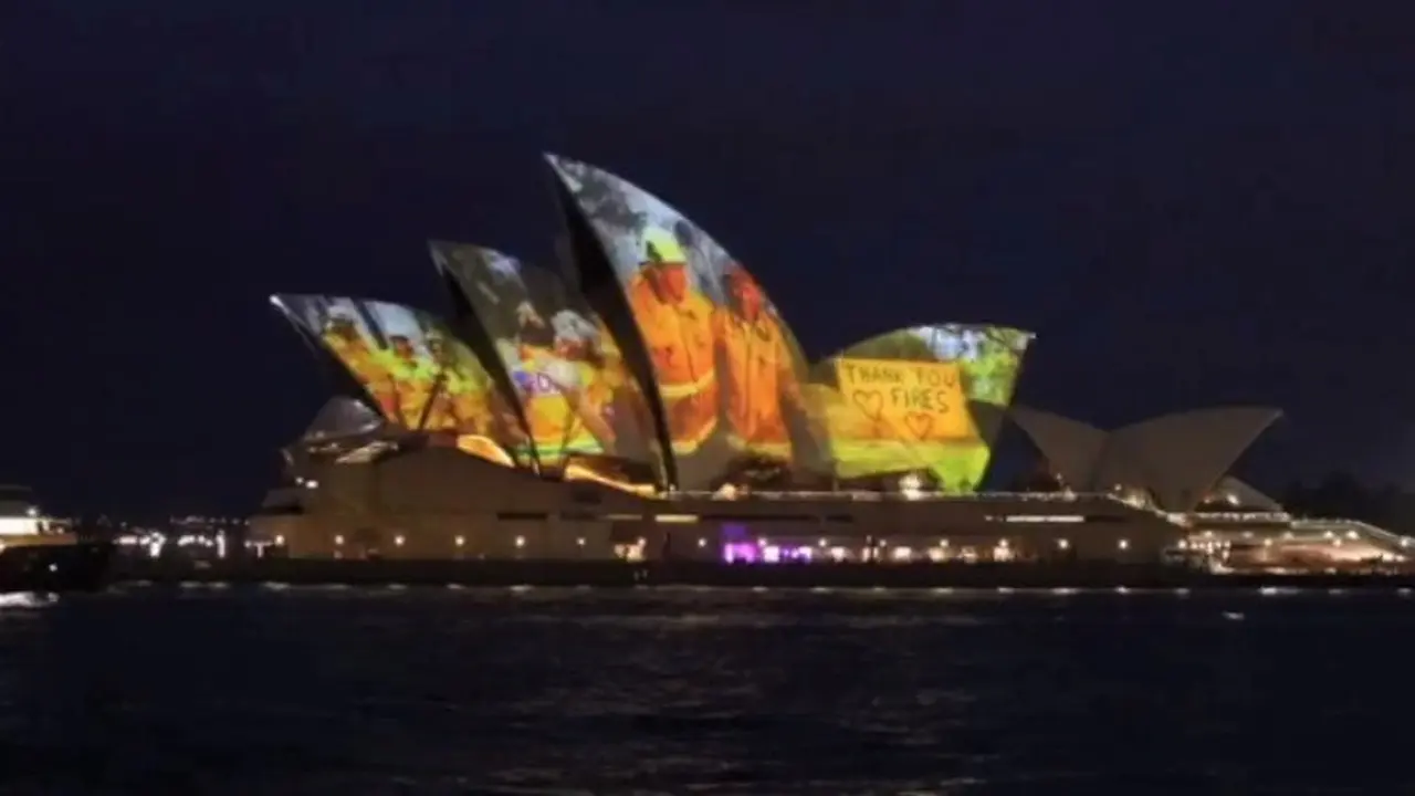 Sydney Opera House menampilkan video yang ditujukan khusus untuk petugas pemadam kebakaran pada Sabtu 11 Januari 2020.