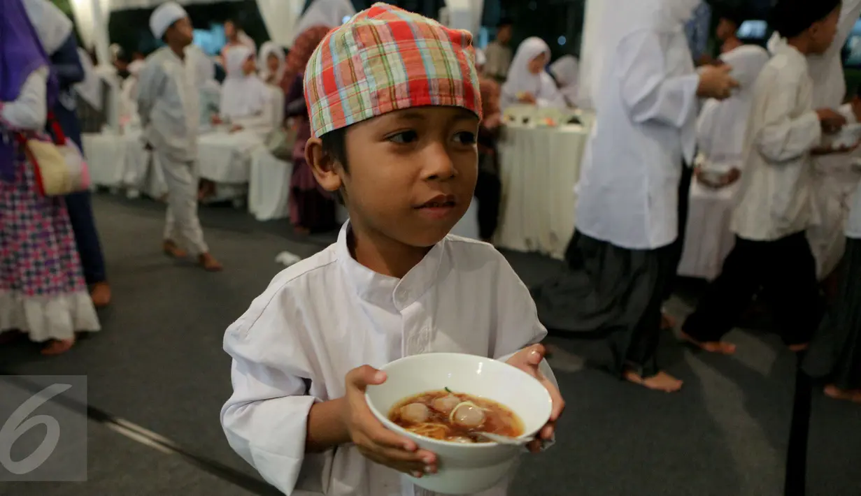 Seorang bocah saat menghadiri acara buka puasa bersama Presiden dengan ratusan yatim di Istana Negara, Jakarta, Kamis (18/6/2015). (Liputan6.com/Faizal Fanani)