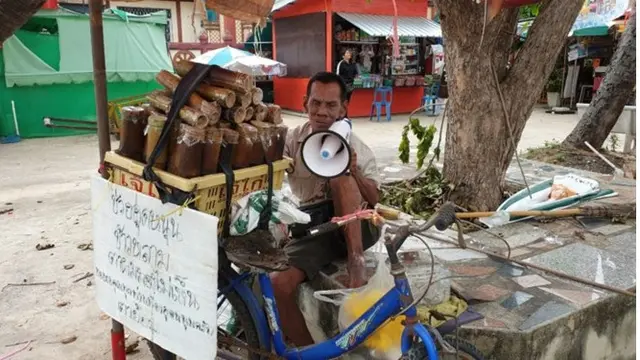 Kisah Kakek Tuna Netra Tetap Berjualan Demi Pengobatan Sang Istri Ini Bikin Haru