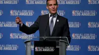 Walikota Los Angeles Eric Garcetti mengumumkan laga NBA All-Star 2018 berlangsung di Staples Center. (AFP/Sean M. Haffey)