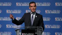 Walikota Los Angeles Eric Garcetti mengumumkan laga NBA All-Star 2018 berlangsung di Staples Center. (AFP/Sean M. Haffey)