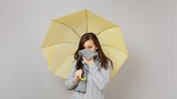 Ilustrasi wanita sedang meras flu di musim penghujan. (Foto: Shutterstock)