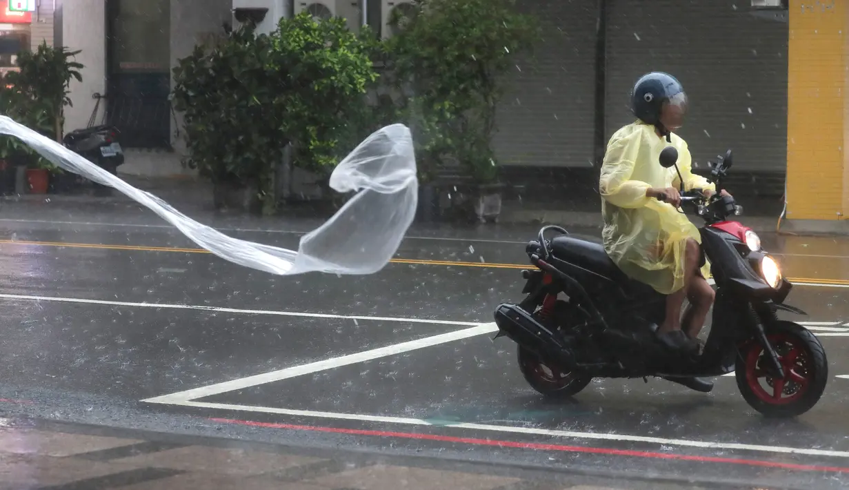 Di Pelabuhan Kaohsiung, hembusan angin akibat Topan Krathon berkecepatan lebih dari 220 km/jam. (AP Photo/Chiang Ying-ying)